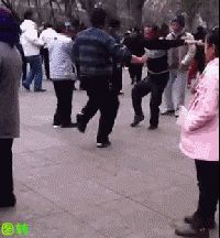 中国大妈广场舞 我们只想舞动这个世界！