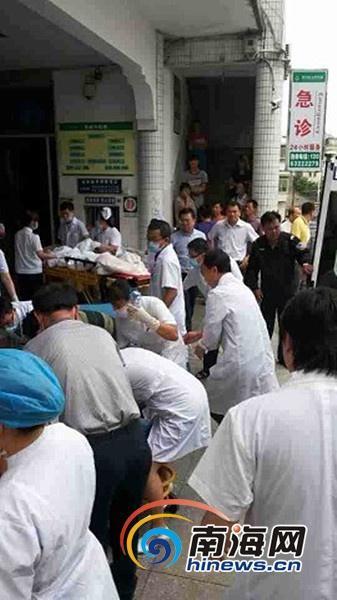 海南一学校春游车辆侧翻造成8名小学生遇难